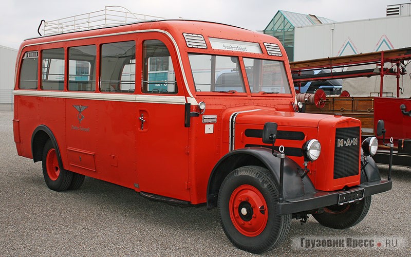 22-местный [b]автобус 1936 г. MAN Omnibus Z1[/b] почтового ведомства Германии Deutsche Reichpost с цельнометаллическим кузовом создан на шасси грузовика. Под капотом устанавливали 6-цилиндровый двигатель, развивавший 80 л.с. Снаряженная масса автобуса сравнима с «Валдаем» – 4968 кг