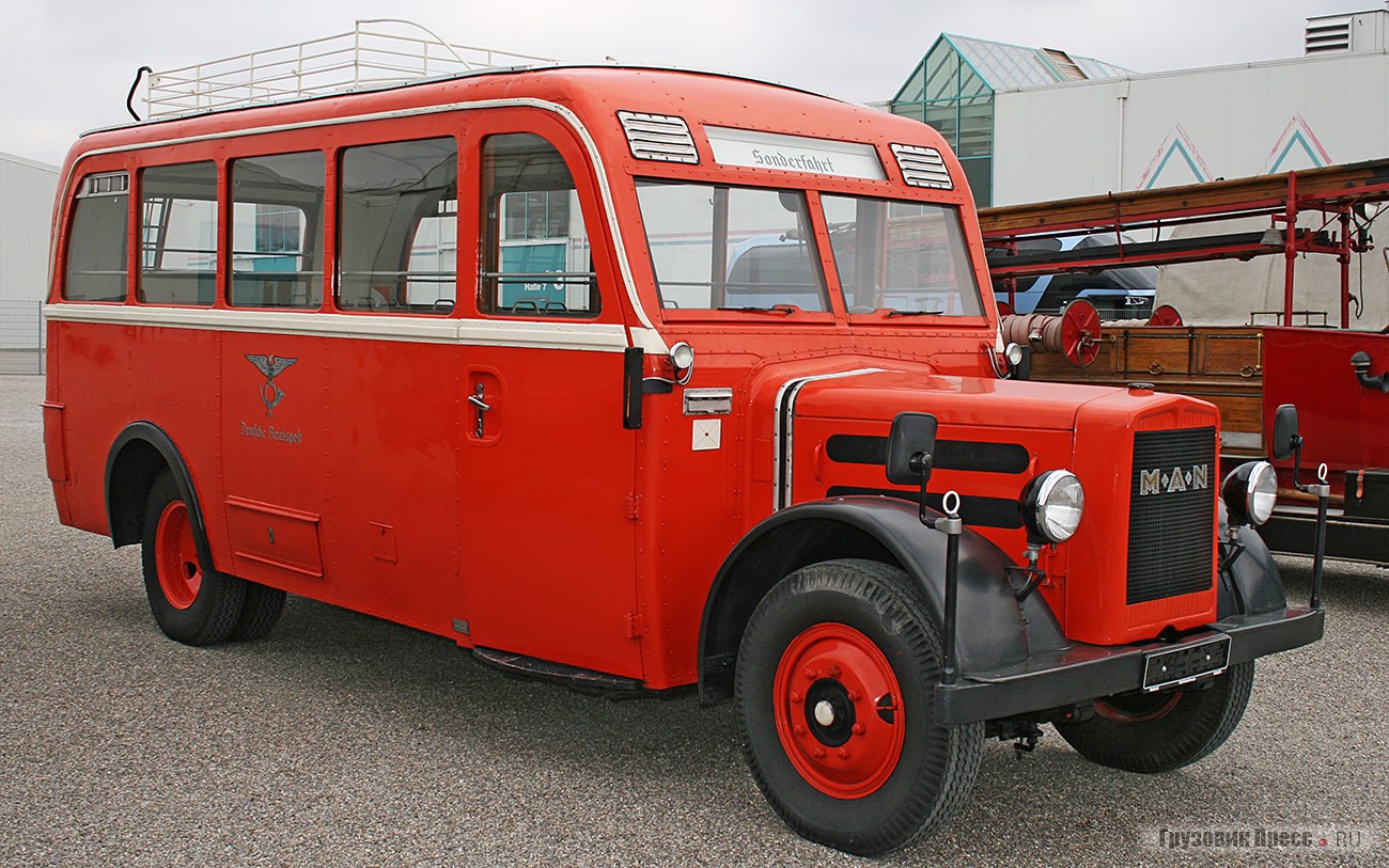 22-местный [b]автобус 1936 г. MAN Omnibus Z1[/b] почтового ведомства Германии Deutsche Reichpost с цельнометаллическим кузовом создан на шасси грузовика. Под капотом устанавливали 6-цилиндровый двигатель, развивавший 80 л.с. Снаряженная масса автобуса сравнима с «Валдаем» – 4968 кг
