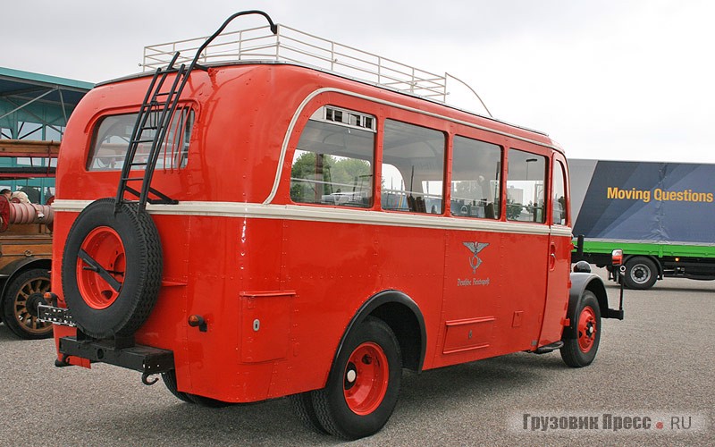 22-местный [b]автобус 1936 г. MAN Omnibus Z1[/b] почтового ведомства Германии Deutsche Reichpost с цельнометаллическим кузовом создан на шасси грузовика. Под капотом устанавливали 6-цилиндровый двигатель, развивавший 80 л.с. Снаряженная масса автобуса сравнима с «Валдаем» – 4968 кг