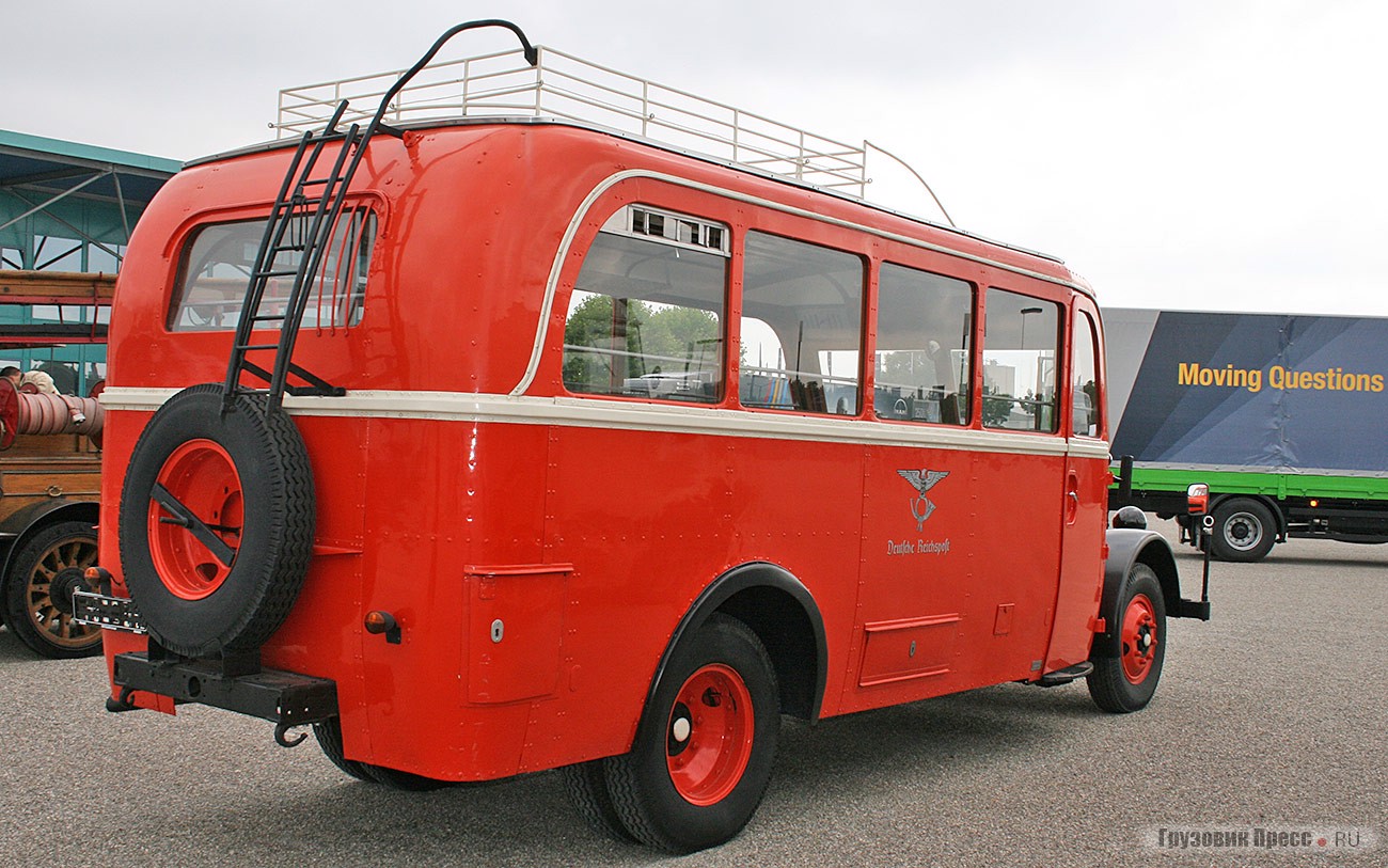 22-местный [b]автобус 1936 г. MAN Omnibus Z1[/b] почтового ведомства Германии Deutsche Reichpost с цельнометаллическим кузовом создан на шасси грузовика. Под капотом устанавливали 6-цилиндровый двигатель, развивавший 80 л.с. Снаряженная масса автобуса сравнима с «Валдаем» – 4968 кг