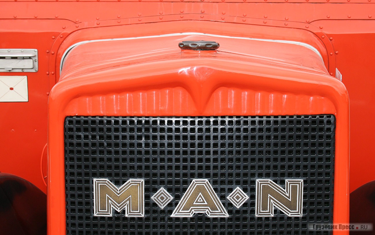 22-местный [b]автобус 1936 г. MAN Omnibus Z1[/b] почтового ведомства Германии Deutsche Reichpost с цельнометаллическим кузовом создан на шасси грузовика. Под капотом устанавливали 6-цилиндровый двигатель, развивавший 80 л.с. Снаряженная масса автобуса сравнима с «Валдаем» – 4968 кг