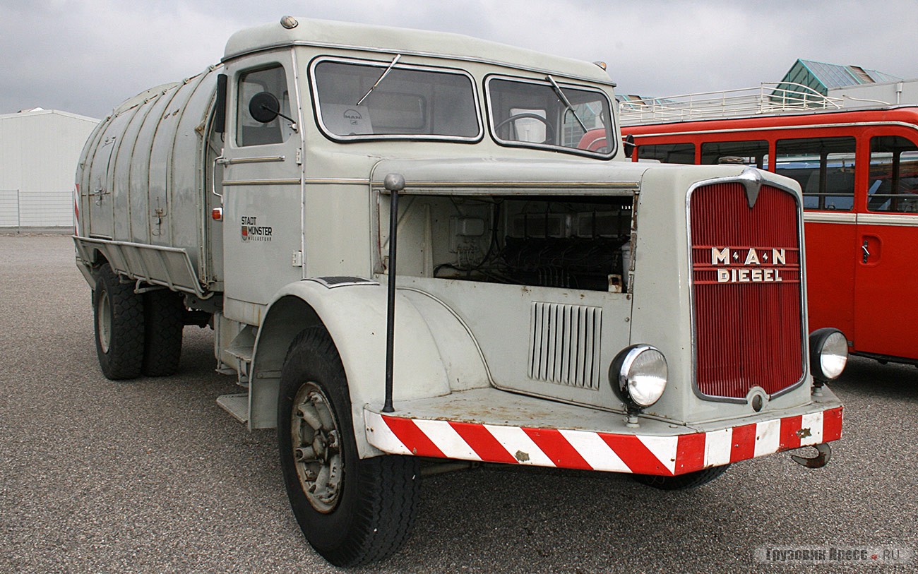 [b]Мусоровоз MAN F4[/b] целиком построен на заводе в Нюрнберге в 1937 г. Вместимость кузова составляет 10 м[sup]3[/sup], загрузочный механизм Zöller гидравлический, с приводом от рядной 15-сильной «шестерки» рабочим объемом 9498 см[sup]3[/sup]. Грузоподъемность базового шасси 6,5 т, полная масса 9,5 т