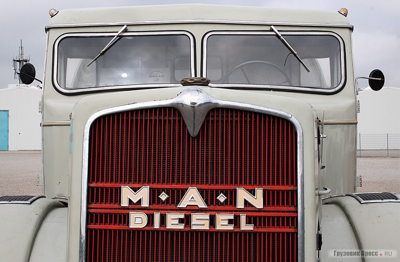 [b]Мусоровоз MAN F4[/b] целиком построен на заводе в Нюрнберге в 1937 г. Вместимость кузова составляет 10 м[sup]3[/sup], загрузочный механизм Zöller гидравлический, с приводом от рядной 15-сильной «шестерки» рабочим объемом 9498 см[sup]3[/sup]. Грузоподъемность базового шасси 6,5 т, полная масса 9,5 т