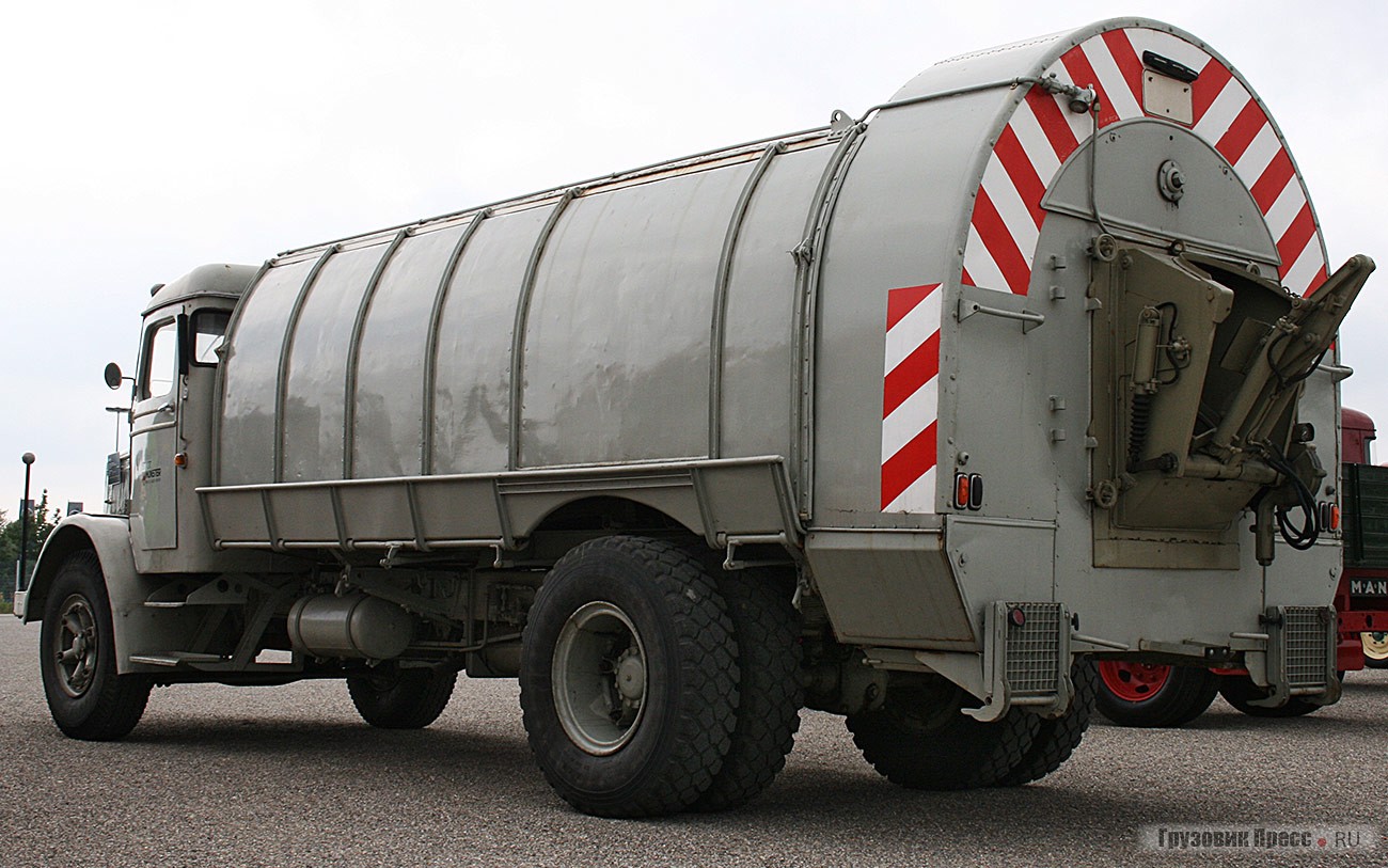 [b]Мусоровоз MAN F4[/b]4 целиком построен на заводе в Нюрнберге в 1937 г. Вместимость кузова составляет 10 м[sup]3[/sup], загрузочный механизм Zöller гидравлический, с приводом от рядной 15-сильной «шестерки» рабочим объемом 9498 см[sup]3[/sup]. Грузоподъемность базового шасси 6,5 т, полная масса 9,5 т