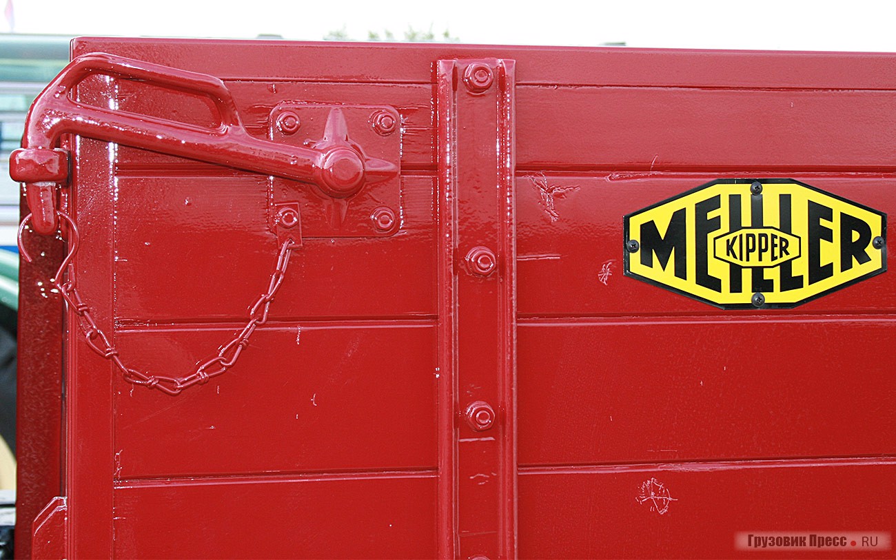 Среднетоннажник (полная масса 5,86 т) [b]MAN 630 L1[/b] 1953 г. использовали в том числе и с самосвальной платформой. Для него предназначался 6-цилиндровый 130-сильный дизель. Спрос на него был таким высоким, что производственных мощностей завода в Нюрнберге уже не хватало. Кстати, к 1959 г. серия L включала 25 базовых шасси грузоподъемностью 4,0–8,5 т с моторами серии М мощностью от 100 до 160 л.с.