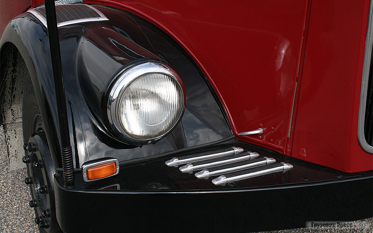 Среднетоннажник (полная масса 5,86 т) [b]MAN 630 L1[/b] 1953 г. использовали в том числе и с самосвальной платформой. Для него предназначался 6-цилиндровый 130-сильный дизель. Спрос на него был таким высоким, что производственных мощностей завода в Нюрнберге уже не хватало. Кстати, к 1959 г. серия L включала 25 базовых шасси грузоподъемностью 4,0–8,5 т с моторами серии М мощностью от 100 до 160 л.с.