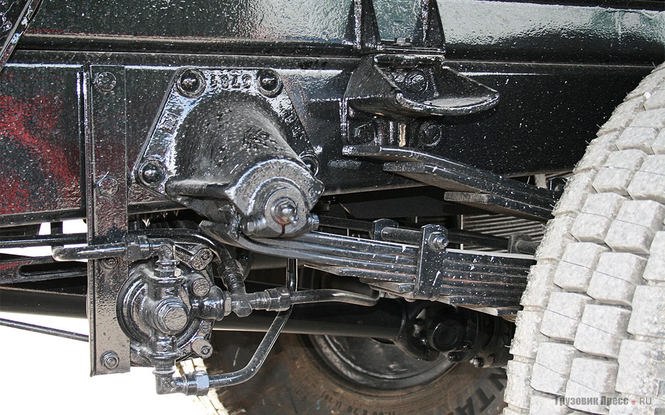 Среднетоннажник (полная масса 5,86 т) [b]MAN 630 L1[/b] 1953 г. использовали в том числе и с самосвальной платформой. Для него предназначался 6-цилиндровый 130-сильный дизель. Спрос на него был таким высоким, что производственных мощностей завода в Нюрнберге уже не хватало. Кстати, к 1959 г. серия L включала 25 базовых шасси грузоподъемностью 4,0–8,5 т с моторами серии М мощностью от 100 до 160 л.с.