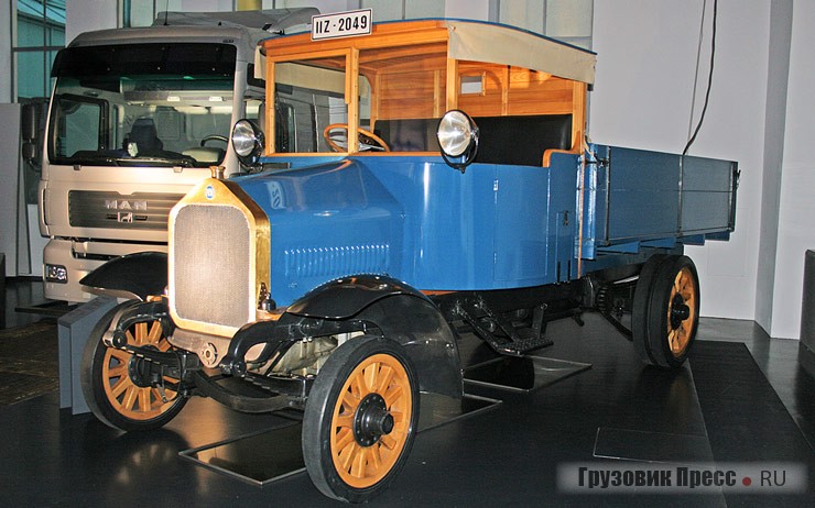 Второй в мире грузовик [b]MAN 3 Zc Diesel[/b] с 4-цилиндровым дизелем (после Benz) выпускали в 1923–1924 гг. Впервые был показан публике на Берлинской автомобильной выставке 10 декабря 1924 г. Представлена копия первого дизельного грузовика MAN с длинноходным (120х180 мм) 4-цилиндровым 4-тактным двигателем с прямым впрыском топлива мощностью 45 л.с. при 1050 мин[sup]–1[/sup]. При собственной массе 3,4 т грузоподъемность составляла 4 т