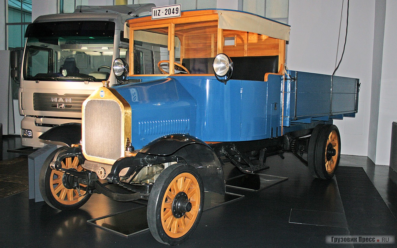 Второй в мире грузовик [b]MAN 3 Zc Diesel[/b] с 4-цилиндровым дизелем (после Benz) выпускали в 1923–1924 гг. Впервые был показан публике на Берлинской автомобильной выставке 10 декабря 1924 г. Представлена копия первого дизельного грузовика MAN с длинноходным (120х180 мм) 4-цилиндровым 4-тактным двигателем с прямым впрыском топлива мощностью 45 л.с. при 1050 мин[sup]–1[/sup]. При собственной массе 3,4 т грузоподъемность составляла 4 т