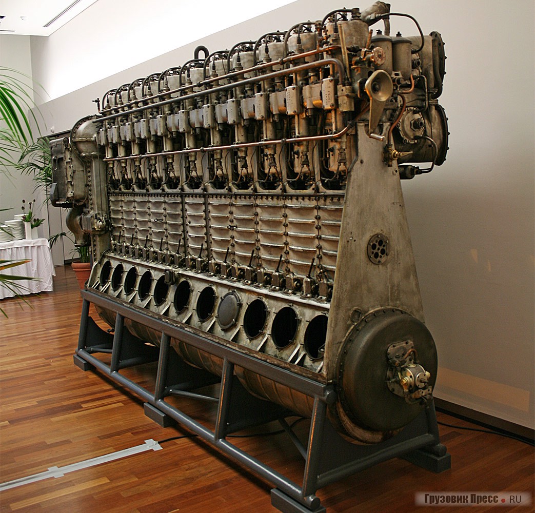 Огромных размеров 11-цилиндровый двухтактный [b]дизель L11Z 19/30 1935 г.[/b] для быстроходных патрульных судов развивал максимальную мощность 1400 л.с. при 900 мин[sup]–1[/sup]. Диаметр цилиндра 190 мм и ход поршня 300 мм. Удельная мощность равнялась 2 кг/ л.с., или 2,7 кг/ кВт