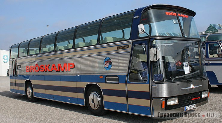 [b]Neoplan Cityliner N116[/b] – первый суперхохдекер в Европе. На туристский лайнер полной массой 11,9 т устанавливали 6-цилиндровый двигатель Henschel рабочим объемом 11 940 см[sup]3[/sup] и мощностью 230 л.с. Габаритные размеры 12 000х2500х3460 мм. Лайнер серийно выпускали с 1971 г., он был флагманом многих транспортных операторов Европы. Данный экземпляр принадлежал фирме Bröskamp из Харзевинкеля