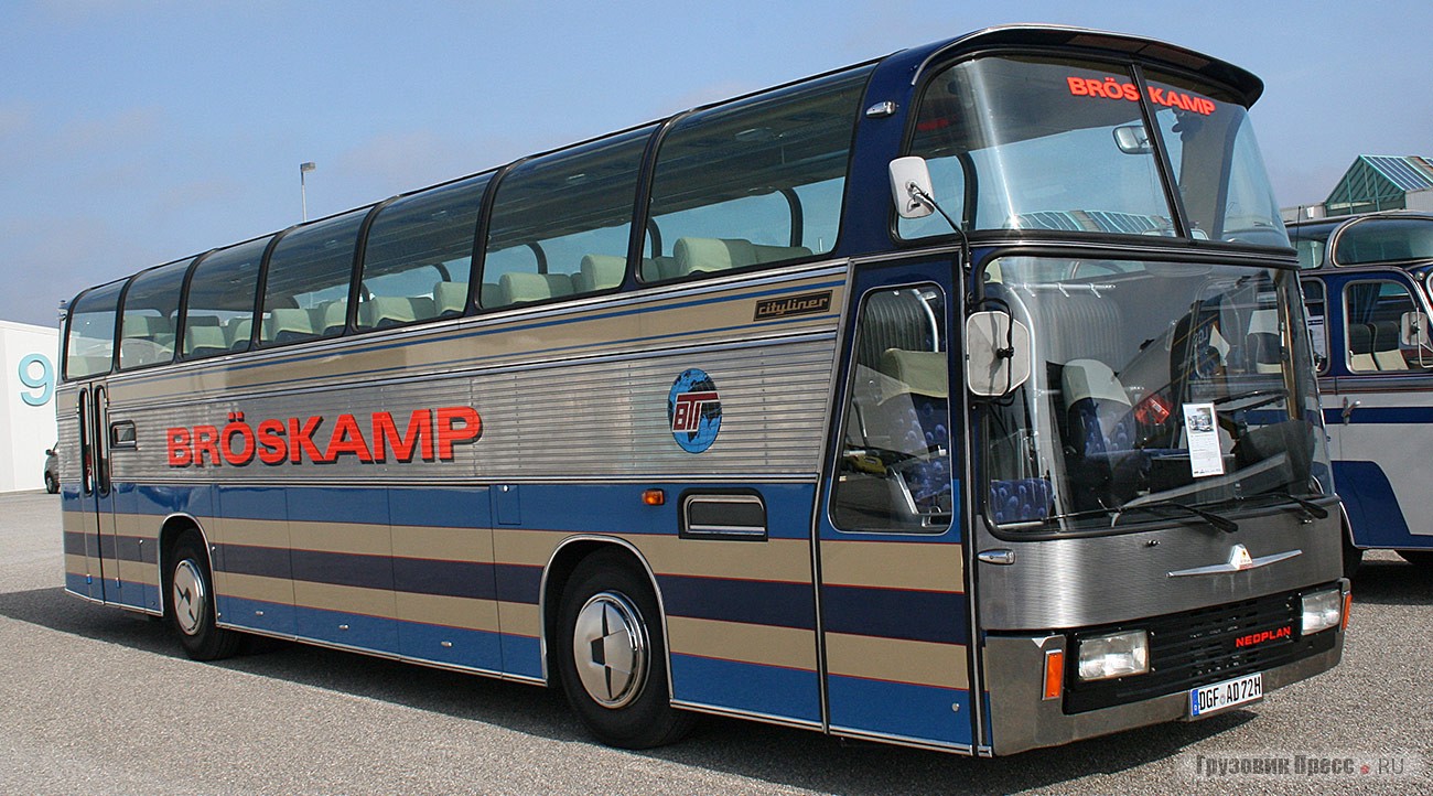 [b]Neoplan Cityliner N116[/b] – первый суперхохдекер в Европе. На туристский лайнер полной массой 11,9 т устанавливали 6-цилиндровый двигатель Henschel рабочим объемом 11 940 см[sup]3[/sup] и мощностью 230 л.с. Габаритные размеры 12 000х2500х3460 мм. Лайнер серийно выпускали с 1971 г., он был флагманом многих транспортных операторов Европы. Данный экземпляр принадлежал фирме Bröskamp из Харзевинкеля