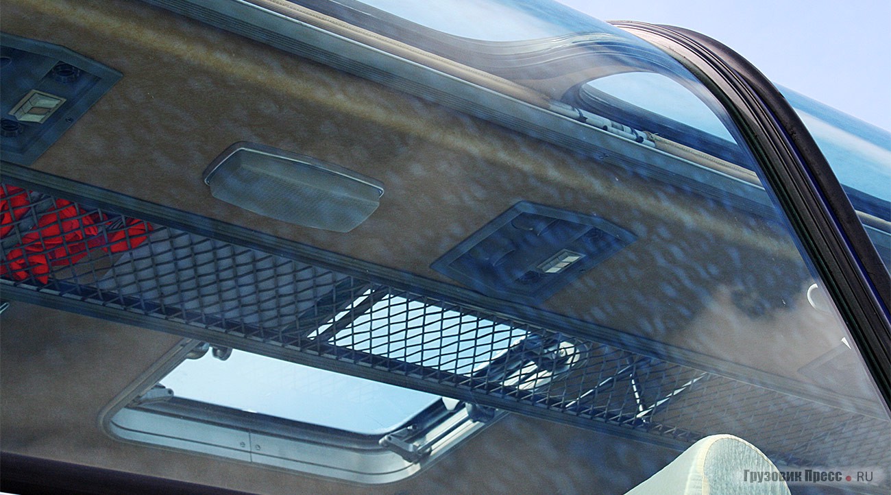 [b]Neoplan Cityliner N116[/b] – первый суперхохдекер в Европе. На туристский лайнер полной массой 11,9 т устанавливали 6-цилиндровый двигатель Henschel рабочим объемом 11 940 см[sup]3[/sup] и мощностью 230 л.с. Габаритные размеры 12 000х2500х3460 мм. Лайнер серийно выпускали с 1971 г., он был флагманом многих транспортных операторов Европы. Данный экземпляр принадлежал фирме Bröskamp из Харзевинкеля