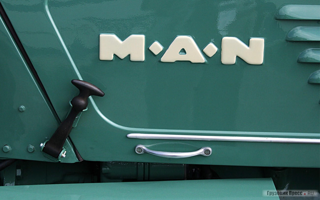 Компания MAN выпускала тракторы [b]Farm Tractor 2 R 3[/b] в Нюрнберге с 1938 г. и с 1955 по 1963 гг. в Мюнхене/ Карлсфельде. Данная модель 1961 г. снаряженной массой 2350 кг оснащалась 4-цилиндровым дизельным двигателем мощностью 50 л.с.