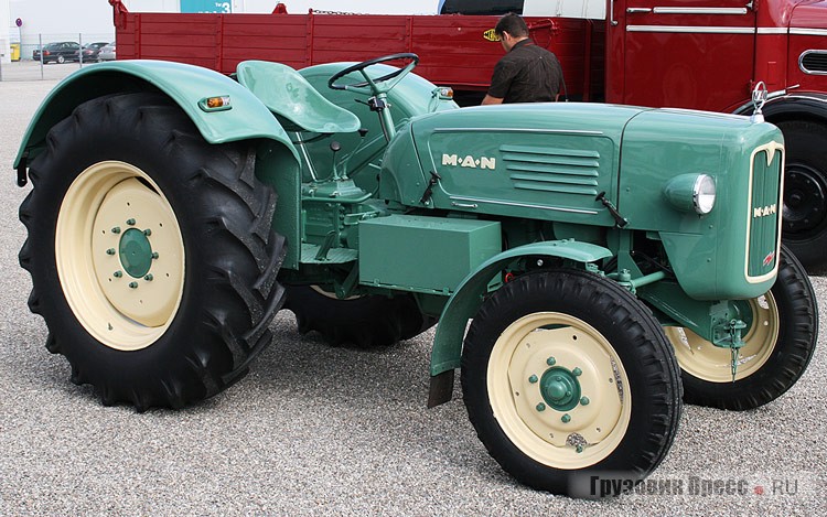 Компания MAN выпускала тракторы [b]Farm Tractor 2 R 3[/b] в Нюрнберге с 1938 г. и с 1955 по 1963 гг. в Мюнхене/ Карлсфельде. Данная модель 1961 г. снаряженной массой 2350 кг оснащалась 4-цилиндровым дизельным двигателем мощностью 50 л.с.