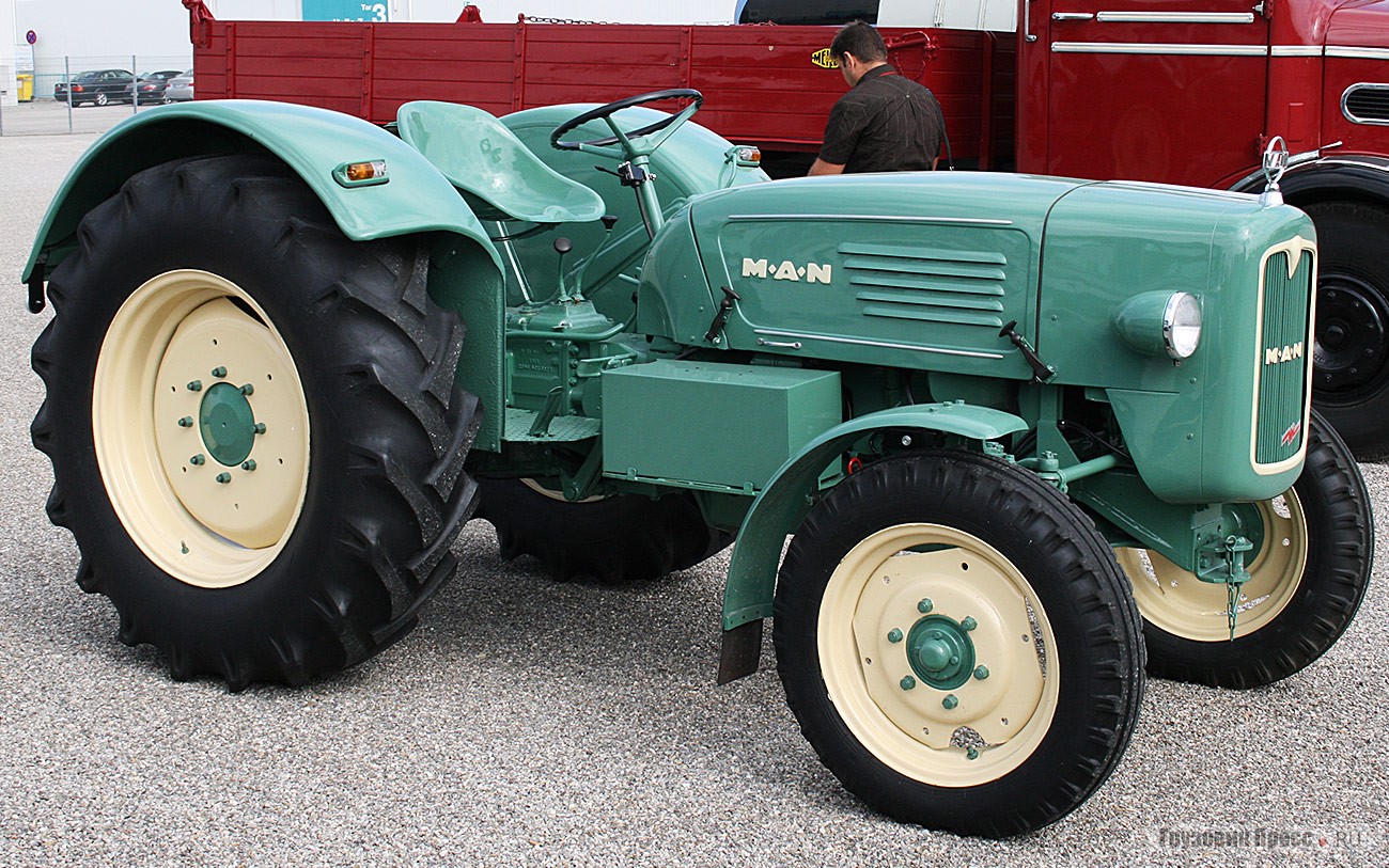 Компания MAN выпускала тракторы [b]Farm Tractor 2 R 3[/b] в Нюрнберге с 1938 г. и с 1955 по 1963 гг. в Мюнхене/ Карлсфельде. Данная модель 1961 г. снаряженной массой 2350 кг оснащалась 4-цилиндровым дизельным двигателем мощностью 50 л.с.