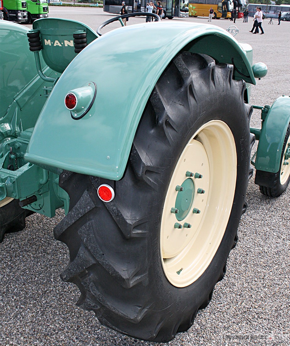 Компания MAN выпускала тракторы [b]Farm Tractor 2 R 3[/b] в Нюрнберге с 1938 г. и с 1955 по 1963 гг. в Мюнхене/ Карлсфельде. Данная модель 1961 г. снаряженной массой 2350 кг оснащалась 4-цилиндровым дизельным двигателем мощностью 50 л.с.