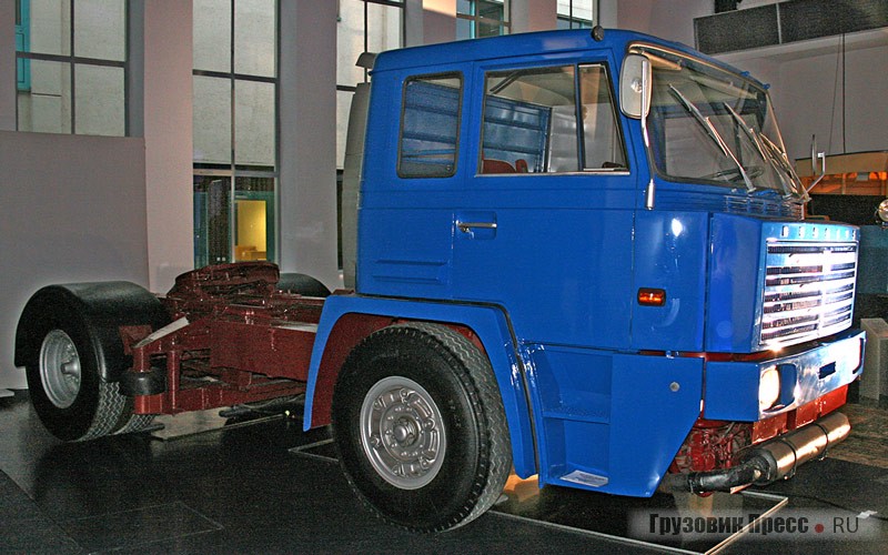 Грузовик [b]Büssing Commodore S16-210[/b] с атмосферным дизелем был произведен на заводе Büssing в 1965 г. Позже завод в 1971 г. был выкуплен компанией MAN и эмблема со львом перекочевала на грузовики MAN. Рядный 6-цилиндровый дизель рабочим объемом 11 580 см[sup]3[/sup] развивал мощность 210 л.с. при 2100 мин[sup]–1[/sup]. Эти машины до 1979 г. выпускали в Зальцгиттере под маркой MAN-Büssing. Экспонируют их в помещении музея, на улице не выставляют