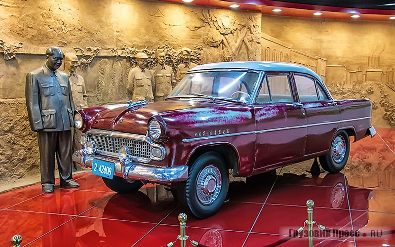 Первый легковой автомобиль китайского производства «Восточный ветер» Dongfeng CA71 в музее FAW. Был выпущен спустя два года после первого грузовика – в 1958 г. Двигатель мощностью 70 л.с. был взят от Mercedes-Benz 190, 3-ступенчатая КП выпущена FAW на основе КП ГАЗ-69, которую использовали для джипов BAM и Beijing. Кузов собирали вручную, лекальщики придавали форму кузову с помощью молотков и нагретых мешков с песком. Одним из таких автомобилей пользовался Мао Цзэдун. Первый легковой автомобиль Китая имел скорее символическое и пропагандистское значение, так как фактически было выпущено всего 30 машин
