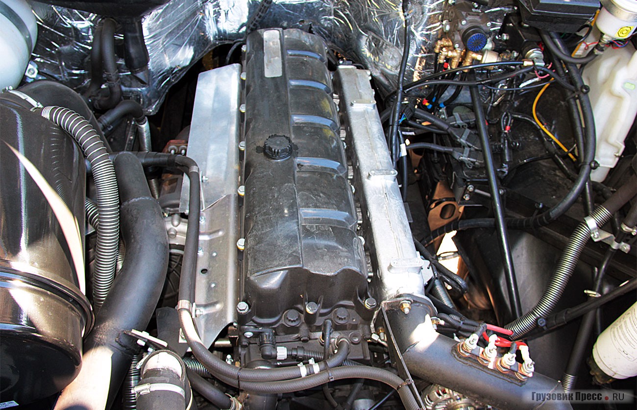 Под капотом рядный шестицилиндровый двигатель ЯМЗ-653