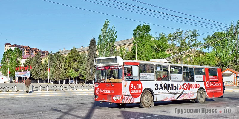 Троллейбус модели ЗИУ-682Г-016-05 в центре Каспийска