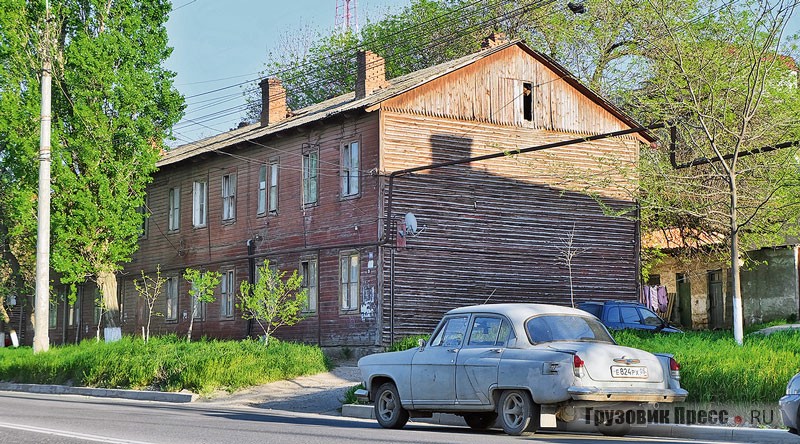 Уходящая Махачкала. Старые дома, старые машины уже нужно искать, такая уже нетипичная часть городского пейзажа