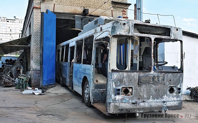 Май 2014 г. Процесс кузовного ремонта троллейбуса ЗИУ-682ГМ в 6-м троллейбусном парке