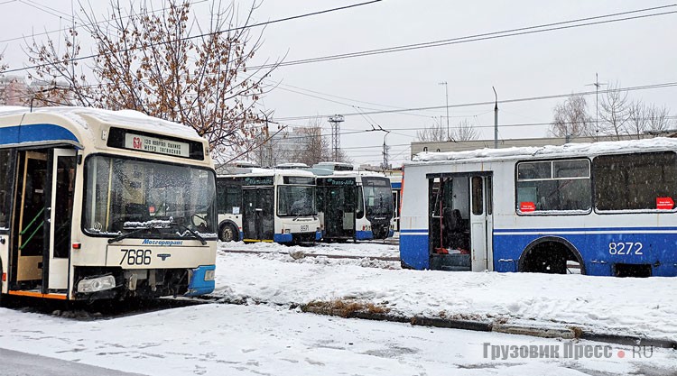 Колонны разворованных троллейбусов в 8 парке