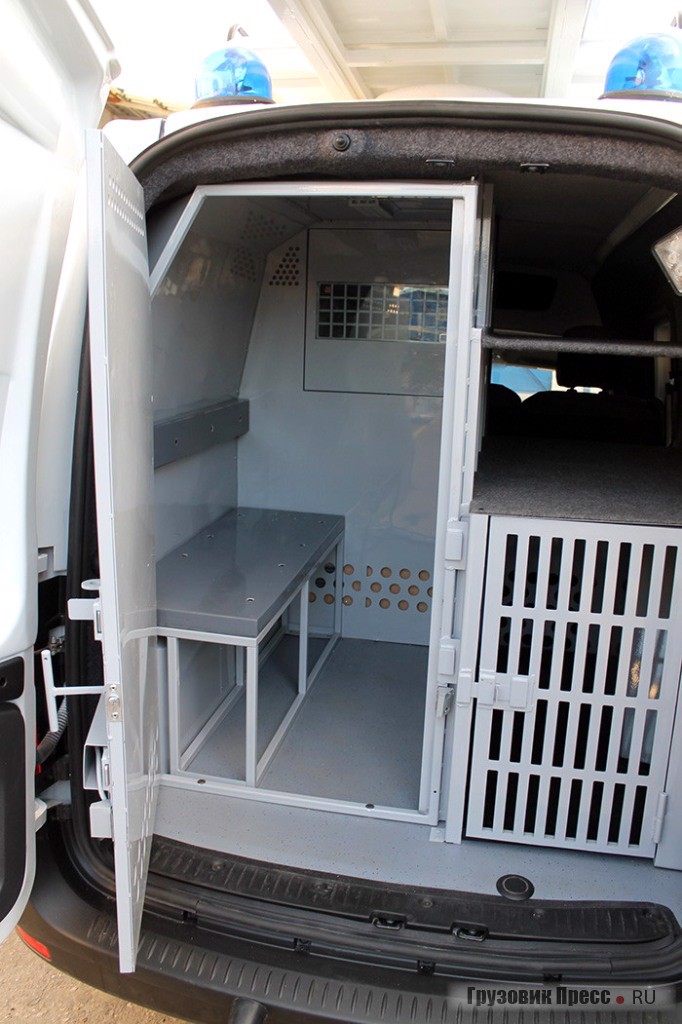 Версия «Kub» для ППС: отдельный отсек для двух задержанных, клетка для служебного пса и полки для снаряжения