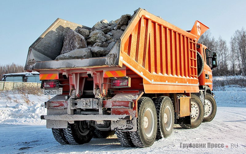 Новые карьерные самосвалы новосибирского карьероуправления на шасси Scania G440 CB8X4EHZ и самосвальной платформой KH-KIPPER W1M уже дополнили на технологических дорогах прежние «Скании» серии P