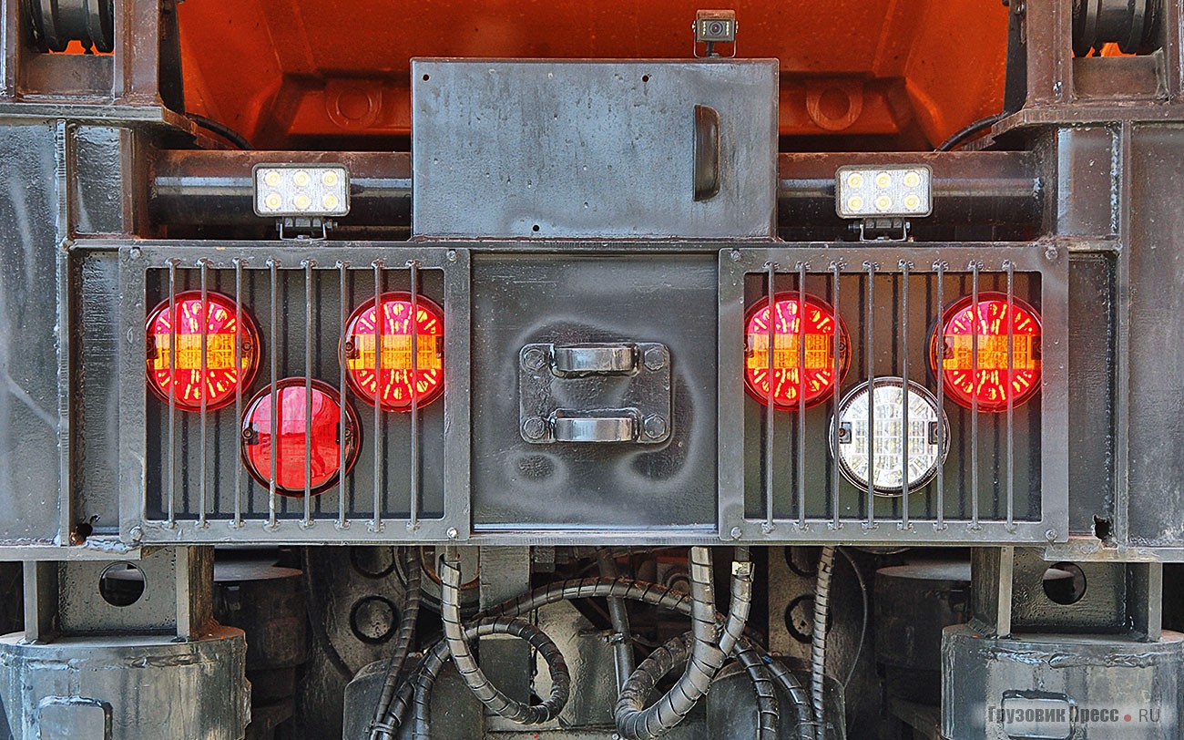 Задняя светотехника на [b]углевозе ТОНАР-75010[/b]