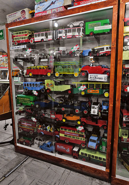 На этом стеллаже можно найти много европейских игрушек. Например, модель двухэтажного троллейбуса с оригинальными надписями