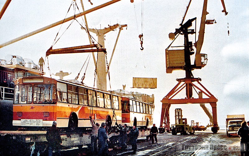 Разгрузка советских троллейбусов в аргентинском порту. 1984 г. <small>/ЗИУ/</small>