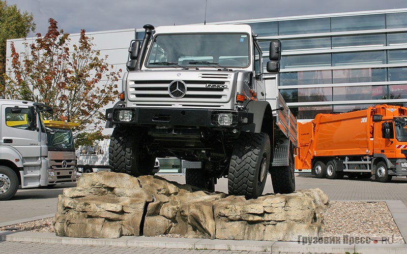 [b]Unimog U5000 (4х4), 2001 г.[/b] <br />Флагман серии 437,4, модель U5000 с металлической бортовой платформой фирмы Empl из Кальтенбаха (Австрия). Габариты: 6010х2340х2830 мм, колесная база 3850 мм, кузов длиной 4100 мм, колея 1926 мм. Дорожный просвет 480 мм, угол въезда 48°, угол съезда 54°. Диаметр разворота 16,5 м. Представлен на выставке IAA в Ганновере. Оснащен 4-цилиндровым рядным двигателем Mercedes-Benz OM 924 LA рабочим объемом 4801 см[sup]3[/sup] и мощностью 218 л.с./ 160 кВт. Собственная масса 5300 кг, допустимая полная – 14 100 кг.