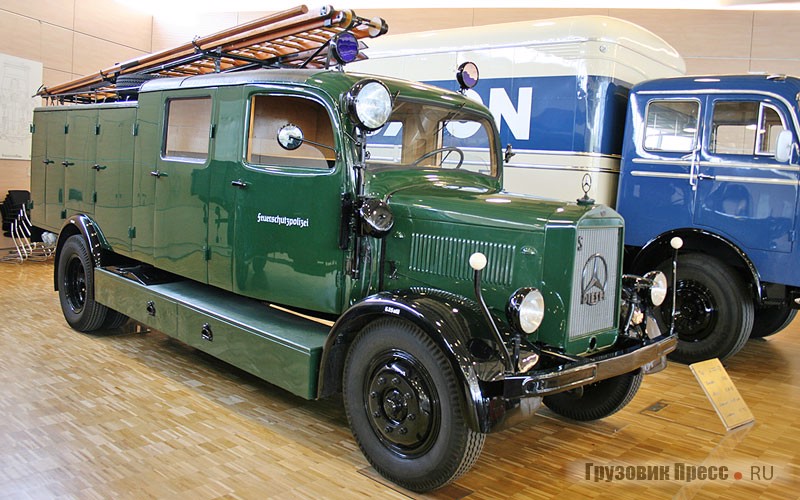 [b]Mercedes-Benz L3000 SF Feuerschutzpolizei (4х2), 1942 г.[/b] <br />Автомобиль пожарной службы полицейского ведомства. Темно-зеленая окраска вызвана необходимостью не демаскировать ни сам автомобиль, ни объект, на котором он работал. Комплектовали 4-цилиндровым 75-сильным двигателем OM 65 рабочим объемом 4849 см[sup]3[/sup]. По образцу мотора Benz все двигатели Daimler-Benz, работавшие на низкосортном нефтяном топливе(тяжелых маслах), получили индекс ОМ, означавший Olmotor, дословно «масляный или нефтяной двигатель».