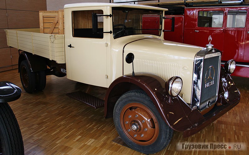 [b]Mercedes-Benz LO 2000 (4х2), 1935 г.[/b] <br />Представитель недорогой гаммы для внутригородских перевозок появился сразу после кризиса конца 20-х годов. Довоенный грузовик грузоподъемностью 2 т. Использовался как в народном хозяйстве, так и в армии. На него монтировали 4-цилиндровый двигатель OM 59 рабочим объемом 3744 см[sup]3[/sup] мощностью 55 л.с. Примечательно, что мотор был унифицирован для использования на дизельном топливе и бензине. Дизельный потреблял 13 л/ 100 км, а бензиновый – 22 л/ 100 км. Как и на большинстве машин той поры, руль был справа.