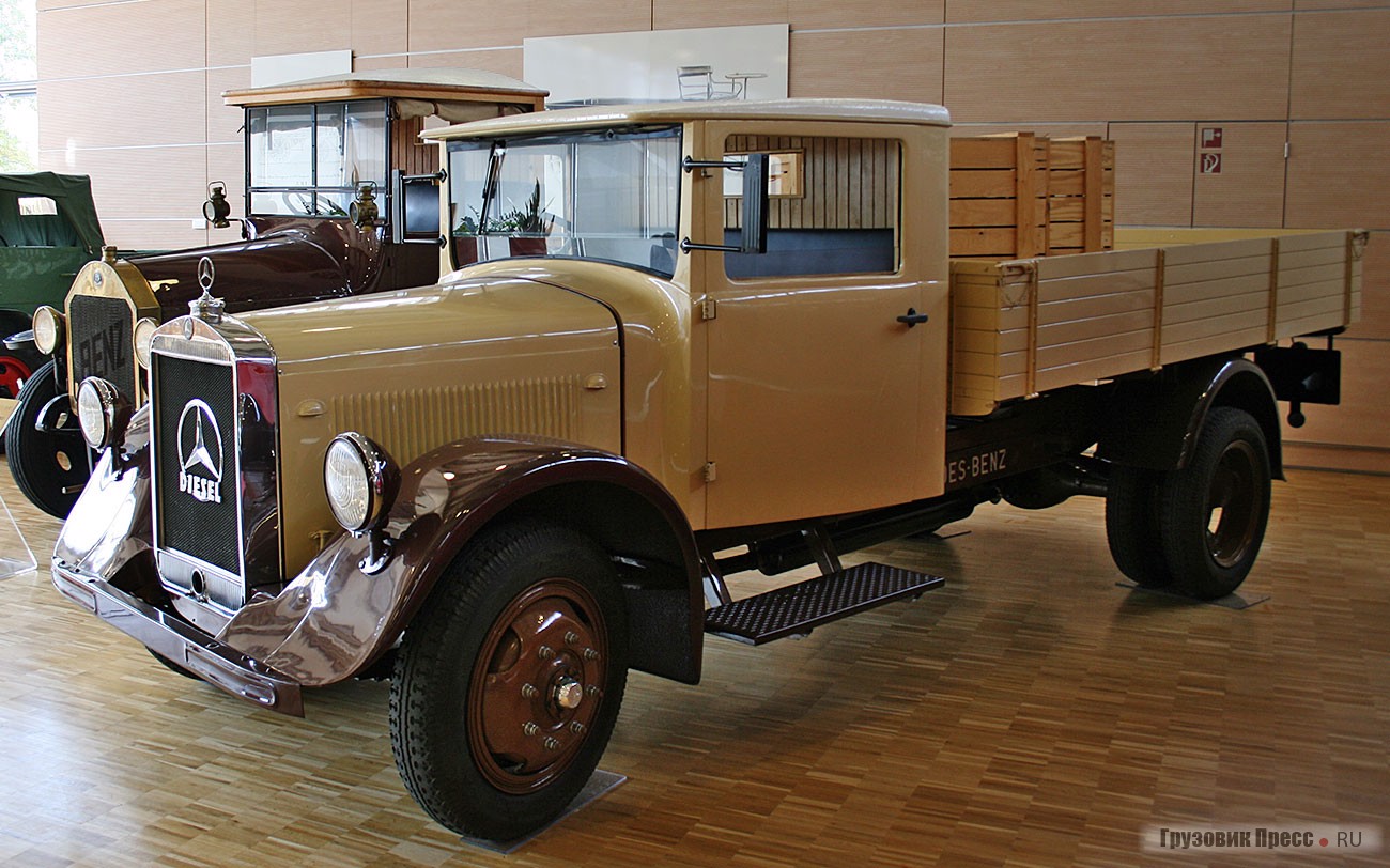 [b]Mercedes-Benz LO 2000 (4х2), 1935 г.[/b] <br />Представитель недорогой гаммы для внутригородских перевозок появился сразу после кризиса конца 20-х годов. Довоенный грузовик грузоподъемностью 2 т. Использовался как в народном хозяйстве, так и в армии. На него монтировали 4-цилиндровый двигатель OM 59 рабочим объемом 3744 см[sup]3[/sup] мощностью 55 л.с. Примечательно, что мотор был унифицирован для использования на дизельном топливе и бензине. Дизельный потреблял 13 л/ 100 км, а бензиновый – 22 л/ 100 км. Как и на большинстве машин той поры, руль был справа.