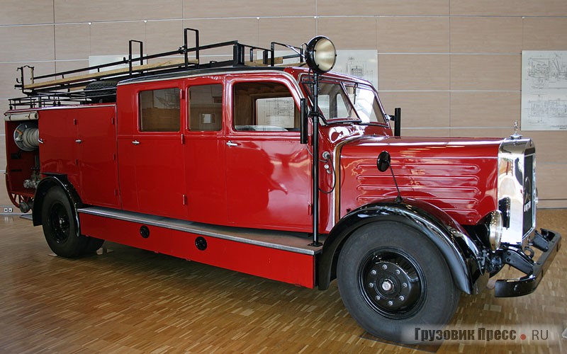 [b]Mercedes-Benz L3750 (4х2), 1939 г.[/b] <br />Появившись в серии накануне Второй мировой войны, в дальнейшем он не раз участвовал в тушении пожаров, вызванных бомбежками союзной авиации. Грузоподъемность 3750 кг. При собственной массе 4500 кг он перевозил в цистерне 1500 л воды, а бортовой насос производительностью 2500 л/ мин был способен выбрасывать струю воды на высоту 80 м. Под капотом размещали 6-цилиндровый рядный 100-сильный дизельный двигатель OM 67 рабочим объемом 7270 см[sup]3[/sup]. Вся бригада брандмейстеров размещалась в удлиненной сдвоенной кабине.