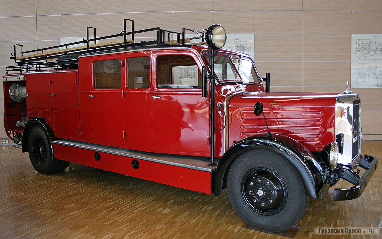 [b]Mercedes-Benz L3750 (4х2), 1939 г.[/b] <br />Появившись в серии накануне Второй мировой войны, в дальнейшем он не раз участвовал в тушении пожаров, вызванных бомбежками союзной авиации. Грузоподъемность 3750 кг. При собственной массе 4500 кг он перевозил в цистерне 1500 л воды, а бортовой насос производительностью 2500 л/ мин был способен выбрасывать струю воды на высоту 80 м. Под капотом размещали 6-цилиндровый рядный 100-сильный дизельный двигатель OM 67 рабочим объемом 7270 см[sup]3[/sup]. Вся бригада брандмейстеров размещалась в удлиненной сдвоенной кабине.