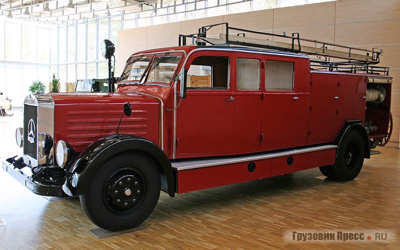 [b]Mercedes-Benz L3750 (4х2), 1939 г.[/b] <br />Появившись в серии накануне Второй мировой войны, в дальнейшем он не раз участвовал в тушении пожаров, вызванных бомбежками союзной авиации. Грузоподъемность 3750 кг. При собственной массе 4500 кг он перевозил в цистерне 1500 л воды, а бортовой насос производительностью 2500 л/ мин был способен выбрасывать струю воды на высоту 80 м. Под капотом размещали 6-цилиндровый рядный 100-сильный дизельный двигатель OM 67 рабочим объемом 7270 см[sup]3[/sup]. Вся бригада брандмейстеров размещалась в удлиненной сдвоенной кабине.