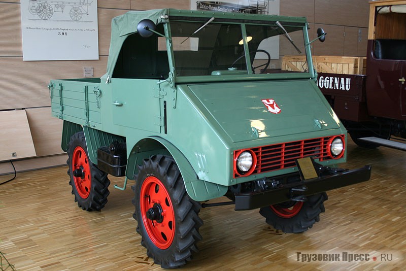 [b]Mercedes-Benz Typ 2010 (4х4), 1952 г.[/b] <br />Родоначальник знаменитой серии Unimog. Однотонный автомобиль с колесной базой 1720 мм, пружинной подвеской обоих мостов, отключаемым приводом передних колес и механической блокировкой дифференциалов. Развивал скорость от 0,3 до 50 км/ ч. Оснащался 4-цилиндровым дизельным двигателем рабочим объемом 1697 см[sup]3[/sup], мощностью 25 л.с./ 18 кВт при 2350 мин[sup]–1[/sup] и механической 6-ступенчатой коробкой передач. Был способен работать в составе автопоезда полной массой 40 т. Первый прототип появился в ноябре 1946 года. Премьерный показ прошел на аграрной выставке во Франкфурте в августе 1948 г. В феврале 1949 г. началось серийное производство компанией Gebrüder Boehringer, а с 1951 г. сборку перенесли на завод Mercedes-Benz в Гагенау. Всего выпущено 16 850 ед. всех модификаций.