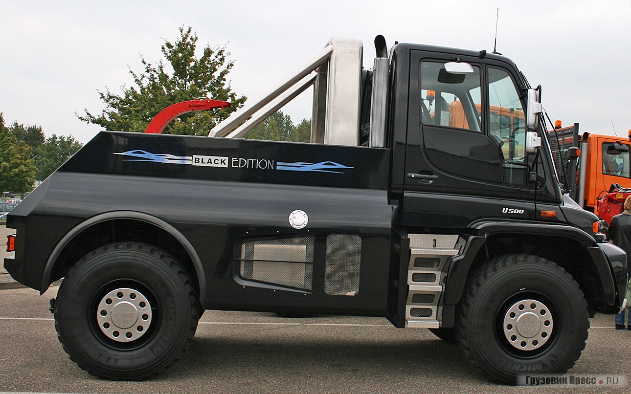 [b]Mercedes-Benz Unimog U500 Black Edition (4х4), 2005 г.[/b] <br />Произведение тюнингового ателье Brabus впервые продемонстрировали на автосалоне в Дубаи. Центральная консоль, комбинация приборов, дверные ручки из углепластика. Спортивные кресла обшиты двухцветной тонкой натуральной кожей Mastik. Потолок и стойки кузова отделаны алькантарой. В зоне ног кабина обшита эксклюзивным черным велюром. Спортивные педали выполнены из алюминия. На борту установлена фирменная система COMAND с 6,5-дюймовым цветным дисплеем, DVD-навигацией, CD-чейнджером и специальной функцией компаса. Машина укомплектована 280-сильным 6,4-литровым двигателем, развивающим максимальный крутящий момент 1100 Н·м. Полная масса автомобиля – 11 990 кг, грузоподъемность 4300 кг. Максимальная скорость – 120 км/ ч.