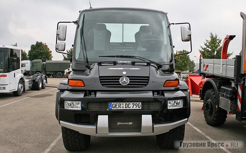 [b]Mercedes-Benz Unimog U500 Black Edition (4х4), 2005 г.[/b] <br />Произведение тюнингового ателье Brabus впервые продемонстрировали на автосалоне в Дубаи. Центральная консоль, комбинация приборов, дверные ручки из углепластика. Спортивные кресла обшиты двухцветной тонкой натуральной кожей Mastik. Потолок и стойки кузова отделаны алькантарой. В зоне ног кабина обшита эксклюзивным черным велюром. Спортивные педали выполнены из алюминия. На борту установлена фирменная система COMAND с 6,5-дюймовым цветным дисплеем, DVD-навигацией, CD-чейнджером и специальной функцией компаса. Машина укомплектована 280-сильным 6,4-литровым двигателем, развивающим максимальный крутящий момент 1100 Н·м. Полная масса автомобиля – 11 990 кг, грузоподъемность 4300 кг. Максимальная скорость – 120 км/ ч.