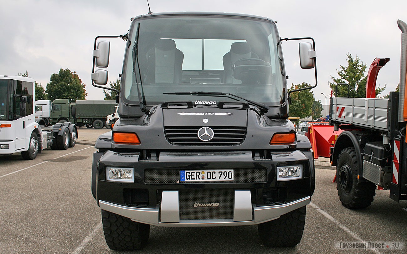 [b]Mercedes-Benz Unimog U500 Black Edition (4х4), 2005 г.[/b] <br />Произведение тюнингового ателье Brabus впервые продемонстрировали на автосалоне в Дубаи. Центральная консоль, комбинация приборов, дверные ручки из углепластика. Спортивные кресла обшиты двухцветной тонкой натуральной кожей Mastik. Потолок и стойки кузова отделаны алькантарой. В зоне ног кабина обшита эксклюзивным черным велюром. Спортивные педали выполнены из алюминия. На борту установлена фирменная система COMAND с 6,5-дюймовым цветным дисплеем, DVD-навигацией, CD-чейнджером и специальной функцией компаса. Машина укомплектована 280-сильным 6,4-литровым двигателем, развивающим максимальный крутящий момент 1100 Н·м. Полная масса автомобиля – 11 990 кг, грузоподъемность 4300 кг. Максимальная скорость – 120 км/ ч.