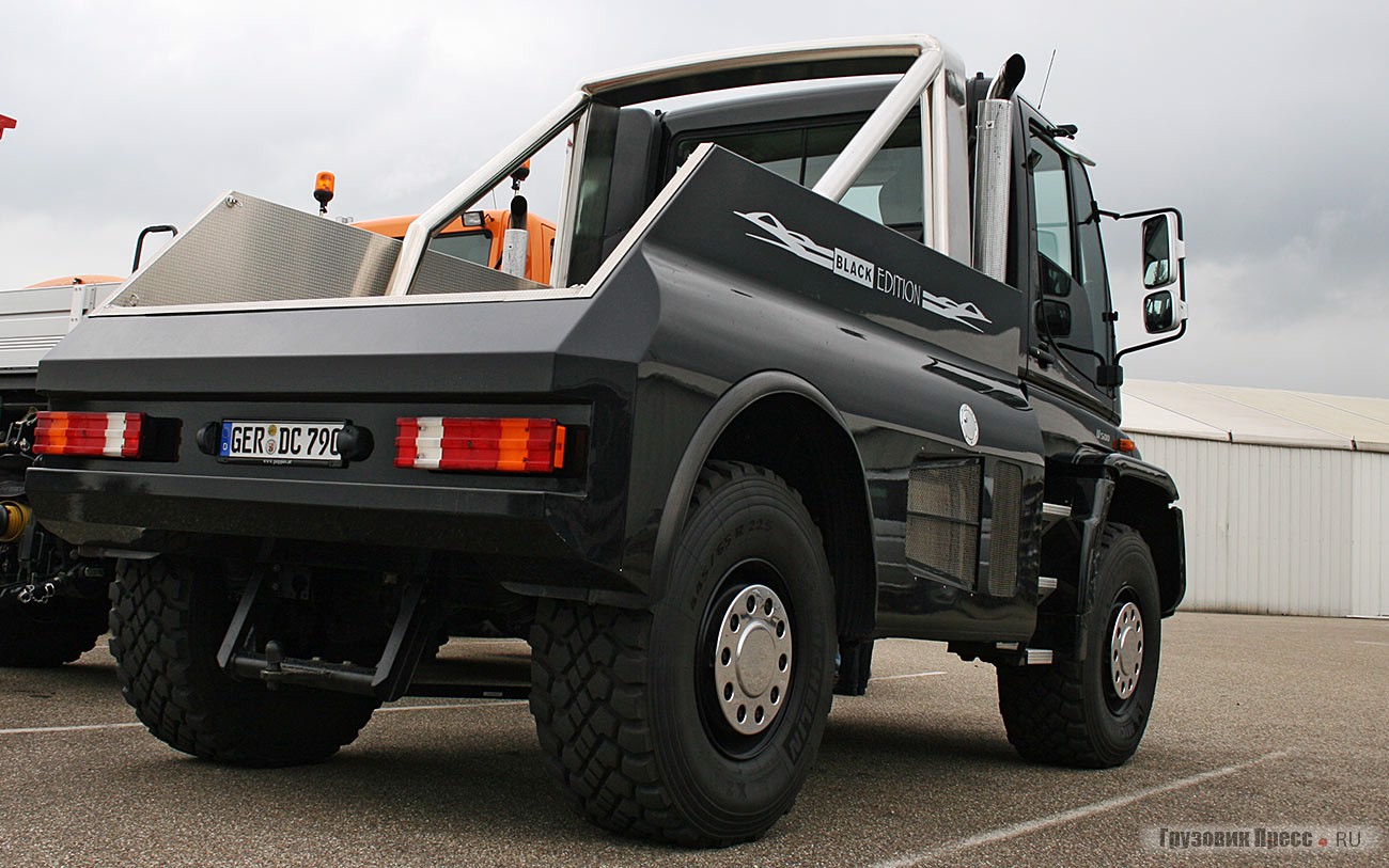 [b]Mercedes-Benz Unimog U500 Black Edition (4х4), 2005 г.[/b] <br />Произведение тюнингового ателье Brabus впервые продемонстрировали на автосалоне в Дубаи. Центральная консоль, комбинация приборов, дверные ручки из углепластика. Спортивные кресла обшиты двухцветной тонкой натуральной кожей Mastik. Потолок и стойки кузова отделаны алькантарой. В зоне ног кабина обшита эксклюзивным черным велюром. Спортивные педали выполнены из алюминия. На борту установлена фирменная система COMAND с 6,5-дюймовым цветным дисплеем, DVD-навигацией, CD-чейнджером и специальной функцией компаса. Машина укомплектована 280-сильным 6,4-литровым двигателем, развивающим максимальный крутящий момент 1100 Н·м. Полная масса автомобиля – 11 990 кг, грузоподъемность 4300 кг. Максимальная скорость – 120 км/ ч.