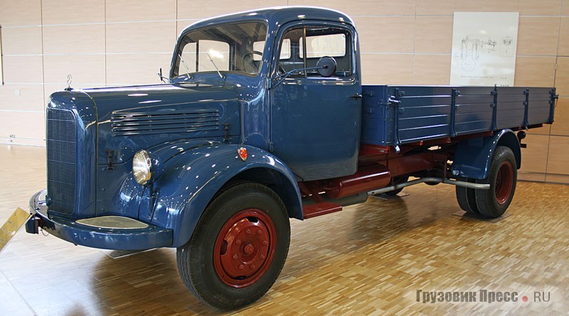 [b]Mercedes-Benz L311 (4х2), 1958 г.[/b] <br />В серии с 1955 по 1961 г. С 1956 г. оснащали 6-цилиндровым рядным форкамерным дизелем Daimler-Benz ОМ 312 рабочим объемом 4849 см[sup]3[/sup] мощностью 100 л.с. при 3000 мин[sup]–1[/sup], до этого – 90-сильным дизелем объемом 4580 см[sup]3[/sup]. Колесная база 3600/ 4200 мм, габаритные размеры 6565 (7265)х2240х2325 мм. Собственная масса 3500 кг, полная – 6700 кг. Комплектовался 5-ступенчатой механической КП, развивал максимальную скорость 80 км/ ч. Грузовик производили в Германии (г. Мангейм), Индии и Бразилии, а в одно время даже в Аргентине. Вместе с моделью L3500 (1950–1954 гг.) выпущено около 56 тыс. экз.