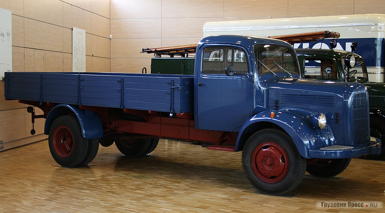 [b]Mercedes-Benz L311 (4х2), 1958 г.[/b] <br />В серии с 1955 по 1961 г. С 1956 г. оснащали 6-цилиндровым рядным форкамерным дизелем Daimler-Benz ОМ 312 рабочим объемом 4849 см[sup]3[/sup] мощностью 100 л.с. при 3000 мин[sup]–1[/sup], до этого – 90-сильным дизелем объемом 4580 см[sup]3[/sup]. Колесная база 3600/ 4200 мм, габаритные размеры 6565 (7265)х2240х2325 мм. Собственная масса 3500 кг, полная – 6700 кг. Комплектовался 5-ступенчатой механической КП, развивал максимальную скорость 80 км/ ч. Грузовик производили в Германии (г. Мангейм), Индии и Бразилии, а в одно время даже в Аргентине. Вместе с моделью L3500 (1950–1954 гг.) выпущено около 56 тыс. экз.