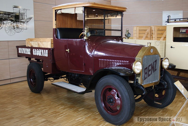 [b]Benz Typ I C (4х2), 1921 г.[/b] <br />Этот автомобиль появился за 5 лет до того, как в 1926-м фирму Benz поглотила более крупная и финансово стабильная компания Daimler. Простой грузовик с односкатной ошиновкой выпускали в Мангейме. У него был неглубокий кузов и скромная грузоподъемность – 1 т. Его раму сваривали из толстых стальных листов. Наряду с бортовой версией производили фургоны и шасси для пожарных автомобилей и автобусов. Под капотом ставили 4-цилиндровый двигатель S 100B рабочим объемом 4710 см[sup]3[/sup], мощностью 30 или 35 л.с.