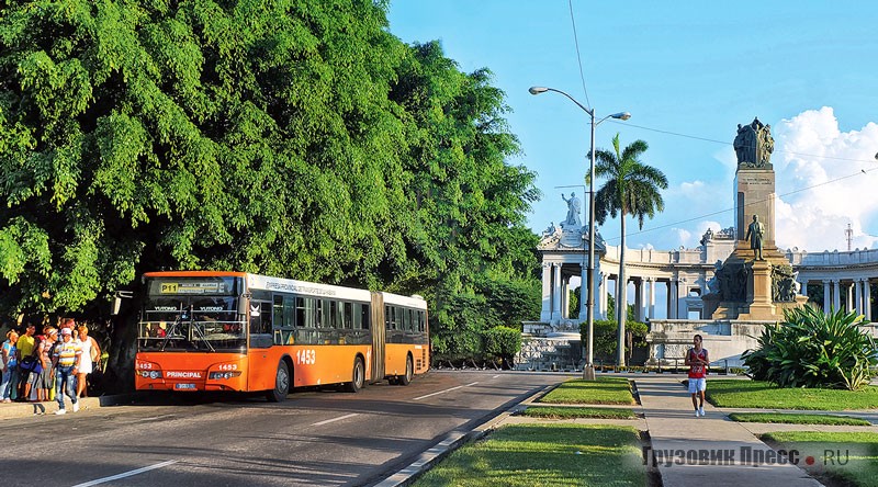 Издали сочленённый Yutong ZK6180HGC из парка Metrobus кажется аккуратной игрушкой. Но при близком рассмотрении картина иная: гармоника сильфона шуршит по асфальту, стёкла разбиты, а многие кресла в салоне оторваны