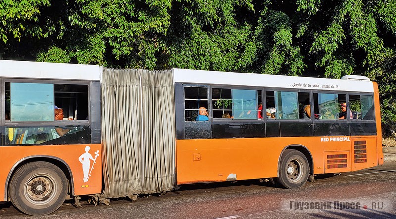 Издали сочленённый Yutong ZK6180HGC из парка Metrobus кажется аккуратной игрушкой. Но при близком рассмотрении картина иная: гармоника сильфона шуршит по асфальту, стёкла разбиты, а многие кресла в салоне оторваны